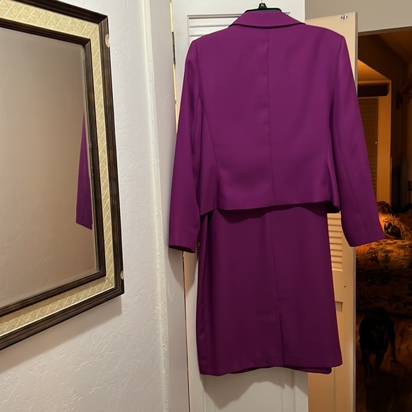 Worn once Need to be dry cleaned - Picture 4 of 5